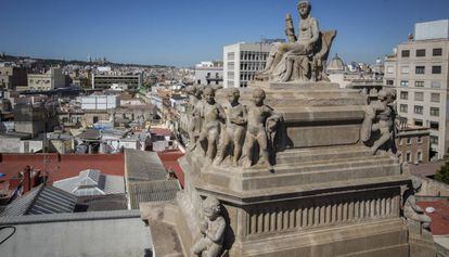 Conjunto escult&oacute;rico de la azotea de El Corte Ingl&eacute;s en el Portal de l&#039;Angel de Barcelona.