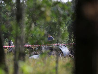 Un especialista trabajaba en el lugar donde se estrelló el avión de Yevgueni Prigozhin, en la región de Tver (Rusia), el jueves.