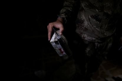 Un miembro del ejército iraquí sostiene una bomba casera encontrada en el recinto.