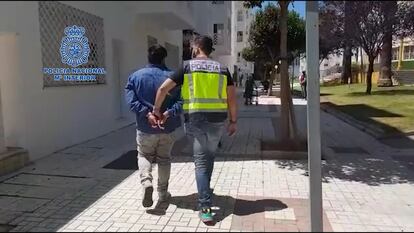 El hombre detenido mientras los agentes lo llevan a comisaría.