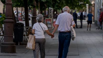 Una pareja camina de la mano en Sevilla, en octubre.