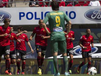 Los jugadores del Mallorca celebran el primer gol del partido. 