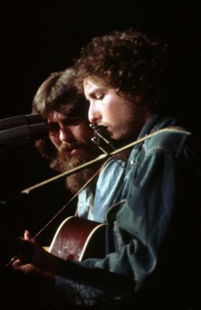 George Harrison (izquierda) y Bob Dylan durante el concierto.