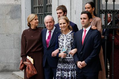 El rey emérito Juan Carlos I, acompañado por sus hijas, las infantas Cristina de Borbón (izquierda) y Elena, y sus nietos Felipe Juan Froilán de Marichalar (derecha), Victoria Federica de Marichalar y Juan Valentín Urdangarin. 