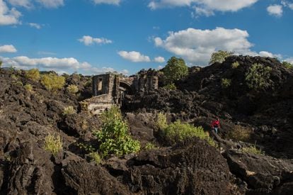 Visitantes pasean en el interior de la iglesia, actualmente el turismo es el principal ingreso en la zona. Cada año, miles de visitantes llegan al volcán para observar las ruinas que siguen intactas, tal y como la lava las sepultó, después de 75 años.