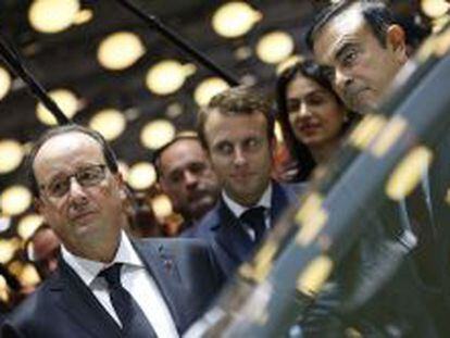El presidente francés, François Hollande, durante su visita del viernes al Salón del Automóvil de París, donde avanzó que PSAyRenault tendrán coches que consuman dos litros a los 100 kilómetros en 2019.