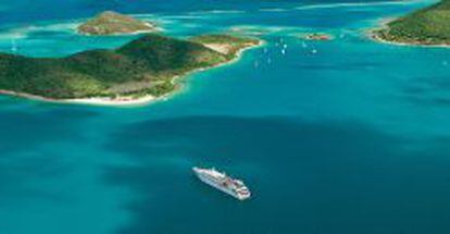 La embarcaci&oacute;n Tere Moana navegando por la Polinesia.