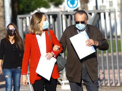 Carlos Fabra, con su hija Andrea, a su llegada este miércoles a los juzgados de Castellón en octubre.