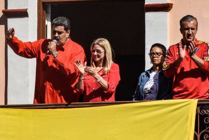 Nicolás Maduro se dirige a sus seguidores desde el balcón del palacio de Miraflores.