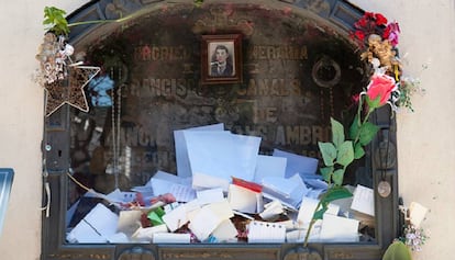 El nínxol del Santet, al Poblenou, amb desenes de peticions dels creients.