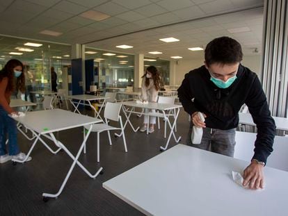 Estudiantes del liceo Axular, en San Sebastián, desinfectan sus mesas de estudio tras finalizar el examen.