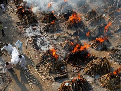 Cremación masiva de fallecidos por covid, el 26 de abril en Nueva Delhi.