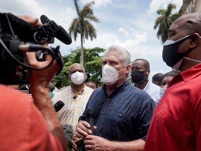 El presidente cubano, Miguel Díaz-Canel, habla con la prensa en San Antonio de los Baños (Cuba), el pasado 11 de julio.