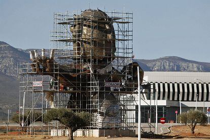 La enorme escultura de Ripollés con la cabeza de Carlos Fabra ya está casi terminada en las instalaciones del aeropuerto de Castellón.