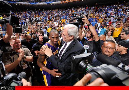 Phil Jackson y Kobe Bryant se felicitan tras el anillo conquistado por los Lakers en 2009, en la cancha de Orlando Magic. Los Lakers ganaron por 4-1 aquella final. Kobe ganó los cinco anillos de su carrera con Phil Jackson en el banquillo de los Lakers.