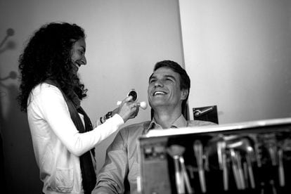 08.40h. Una maquilladora prepara a Pedro Sánchez para una entrevista en los estudios de Tv3 en el programa 'Els matins'. Sorprenderá a todos al dejar que le pregunten en catalán sin traducción,