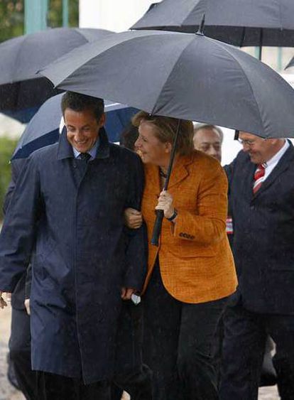Sarkozy y Merkel, al llegar a la reunión en Meseberg.