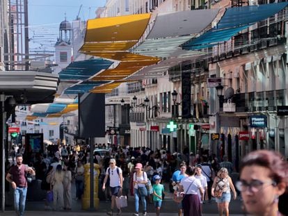 Numerosos ciudadanos paseaban a mediados de julio por la madrileña calle de Preciados.