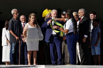 El exlíder sindical recibe la banda presidencial durante su ceremonia de toma de posesión. 