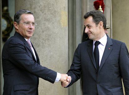 El presidente francés, Nicolas Sarkozy (i), recibe a su homólogo colombiano, Alvaro Uribe, en la escalinata del palacio Elíseo en París.