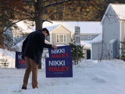 Trabajadores de campaña ponen publicidad de Nikki Haley en New Hampshire, el 18 de enero 2024.