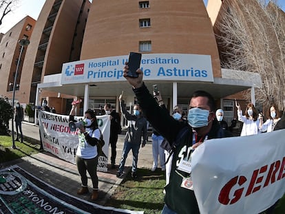 Concentración convocada este viernes por el sindicato de sanidad Mats para exigir la dimisión la gerente del Hospital Universitario Príncipe de Asturias, Dolores Rubio.