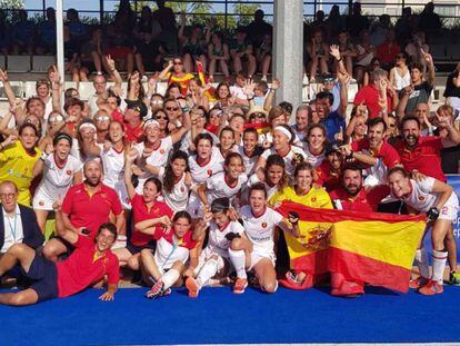 Las juadoras españolas celebran el título.