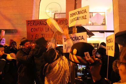 Los manifestantes pidieron al embajador que se desmarcarse del Gobierno de Dina Boluarte.