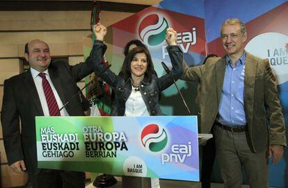 Andoni Ortuzar, Izaskun Bilbao e Iñigo Urkullu celebran la victoria del PNV.