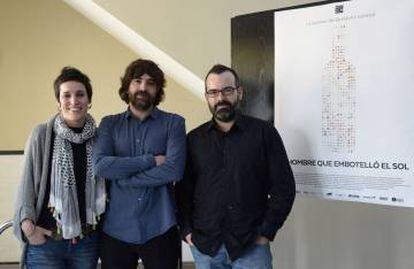 Joana M. Ortueta, guionista de 'El hombre que embotelló el sol', Jordi Llorca, productor, y Óscar Bernácer, director.
