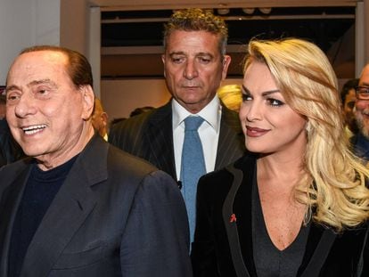 Silvio Berlusconi y Francesca Pascale, en una exposición fotográfica en Milán en octubre de 2019.