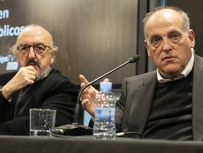 El socio fundador de Mediapro, Jaume Roures, y el presidente de LaLiga, Javier Tebas, en su comparecencia este miércoles.