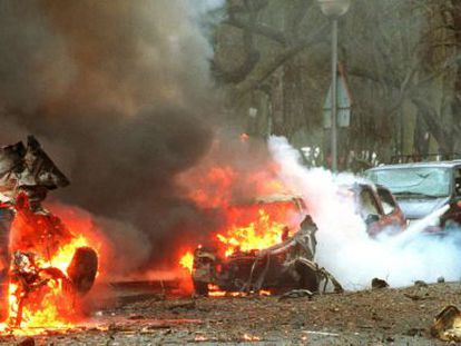 Explosión del coche bomba que mató a Fernando Buesa y a su escolta Jorge Díez Elorza en Vitoria, el 22 de febrero de 2000.