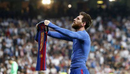Messi enseña la camiseta a la grada.