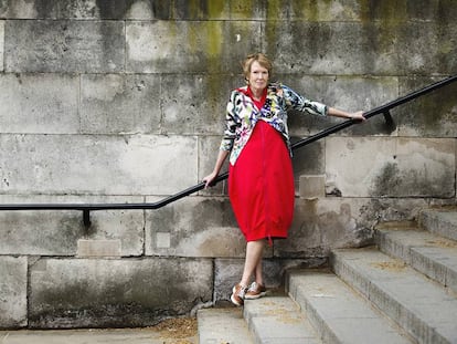 La historiadora Margaret MacMillan, retratada frente al club Atheneum de Londres.