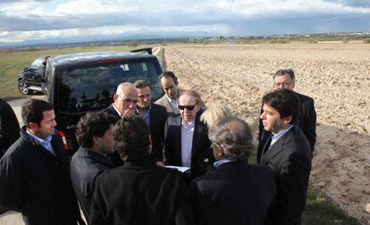 Sheldon Adelson (en el centro, con gafas oscuras), rodeado de políticos madrileños, durante su visita a los terrenos de Alcorcón, el pasado mes de mayo.