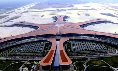 El aeropuerto se encuentra al sur de la capital Pekín, que cuenta así con un segundo aeropuerto internacional con una terminal considerada como la más grande del mundo. El enorme aeropuerto, situado en el sur de Pekín, se ha desarrollado en menos de cuatro años