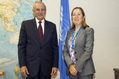 La ministra española de Fomento, Ana Pastor, junto al presidente de la Organización de la Aviación Civil Internacional (OACI), Roberto Kobeh, durante el encuentro que han mantenido en la sede del organismo de la ONU en Montreal (Canadá).