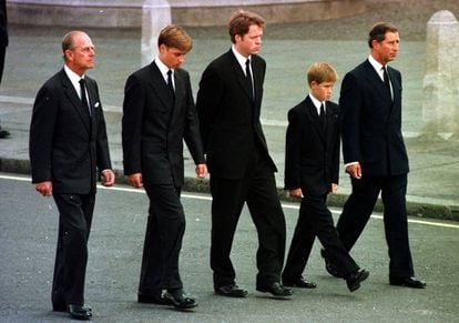 Felipe de Edimburgo, el príncipe Guillermo, el conde Spencer, el príncipe Enrique y el príncipe Carlos en el funeral por Diana de Gales, el 6 de septiembre en Londres.