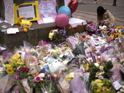 Flores homenaje a las víctimas del atentado de Mánchester. En vídeo, redadas y nuevas medidas de seguridad en Reino Unido.