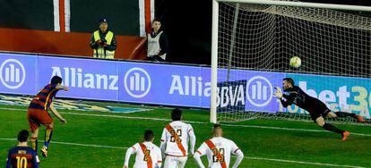 Juan Carlos detiene el penalti a Suárez.