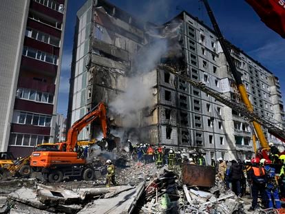 Los equipos de rescate intentan recuperar los cuerpos debajo de los escombros de un edificio destruido por las bombas rusas, el pasado viernes en Uman.