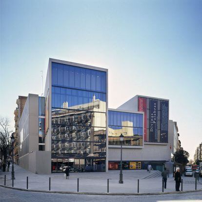 Ángela García de Paredes e Ignacio Pedrosa construyeron el Teatro Valle-Inclán (2005) en un vértice de la plaza Lavapiés en Madrid. Los frentes acristalados miran hacia la plaza y la sala, de 500 metros cuadrados, está planteada como un espacio versátil para 500 espectadores.