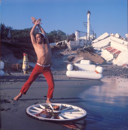 El bailarín Antonio Ruiz Soler en su casa de Los Rodeos en Marbella, en 1973.