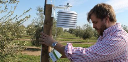 Gonzalo Martín Díaz, cofundador de Bynse, con uno de sus aparatos de medición.