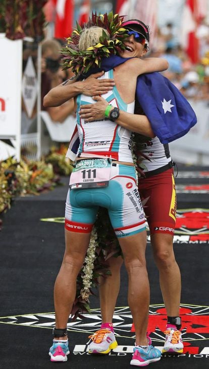 Mirinda Carfrae de Australia felicita a Rachel Joyce, de Gran Bretaña por su segundo puesto en el Campeonato mundial de Ironman celebrado en Hawai.