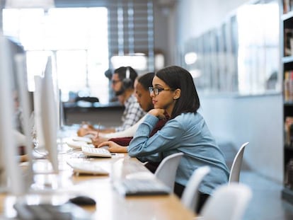 Un  grupo de trabajadores del ámbito de la tecnología y la innovación.