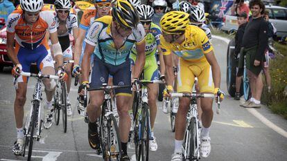 Armstrong y Contador charlan durante una fuga en el Tour de 2009.