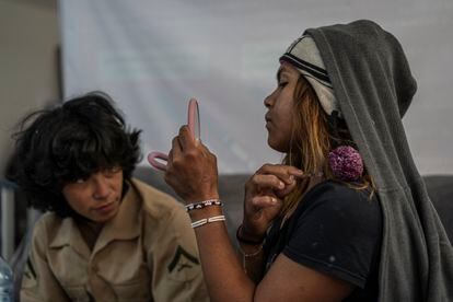 Melissa se inyecta fentanilo junto a Óscar.