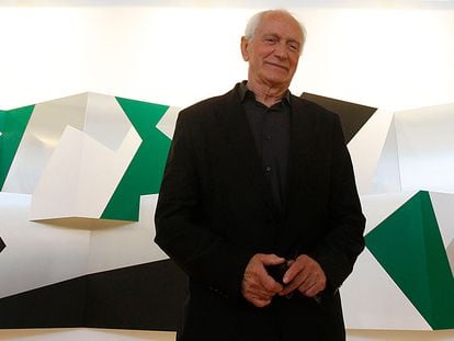 Juan Serrano (Córdoba, 1929-2020), ex integrante de Equipo 57, ante su mural de la serie "Ópticas" en el Casino de la Exposición de Sevilla, en la que muestra su producción por primera vez desde 1985.